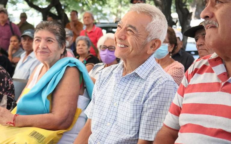 Adultos mayores pensionados del IMSS